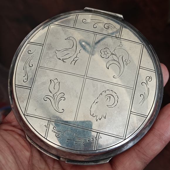 Rare Georg Gensen Sterling Silver Compact with Engraved Design Original Case - Picture 14 of 15